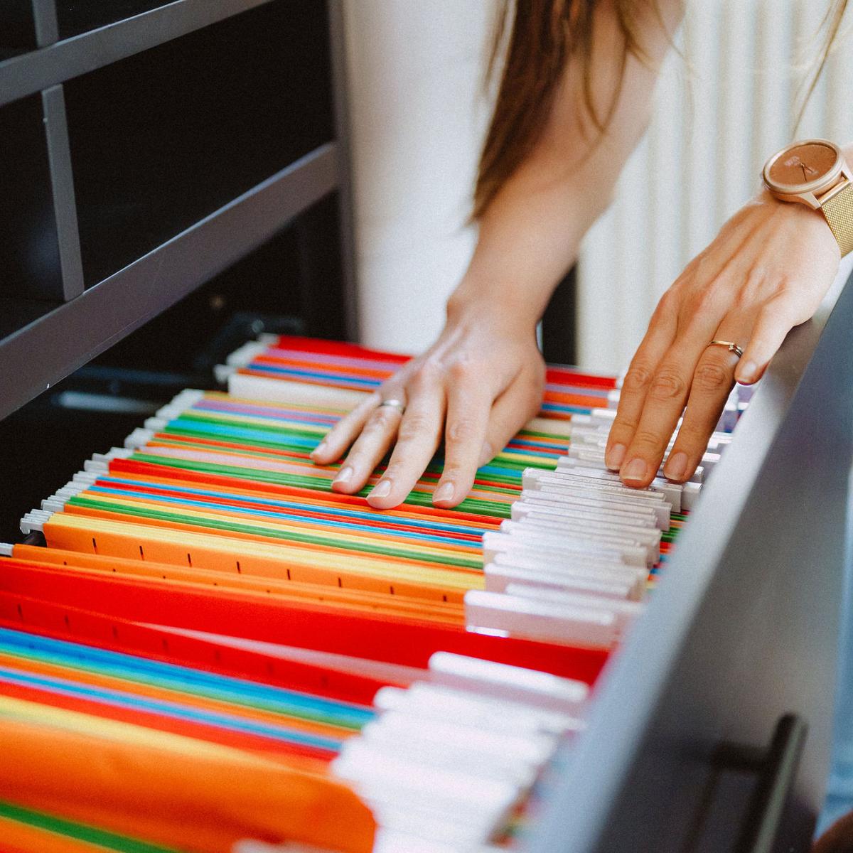 Vooraanzicht van het bedrijfspand van Notariskantoor Voorhout met op de voorgrond bomen. 