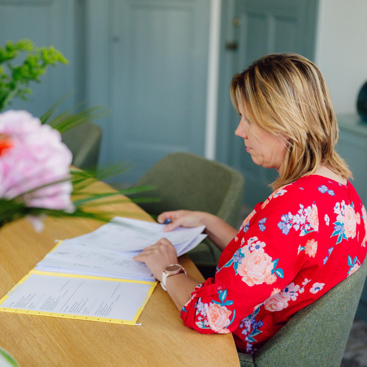 Vooraanzicht van het bedrijfspand van Notariskantoor Voorhout met op de voorgrond bomen. 