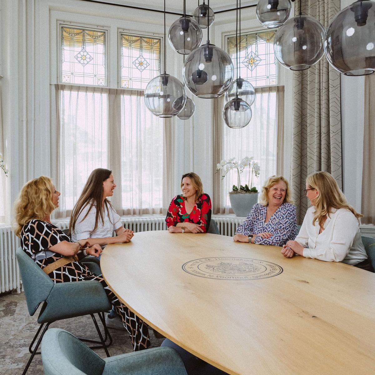 Vooraanzicht van het bedrijfspand van Notariskantoor Voorhout met op de voorgrond bomen. 